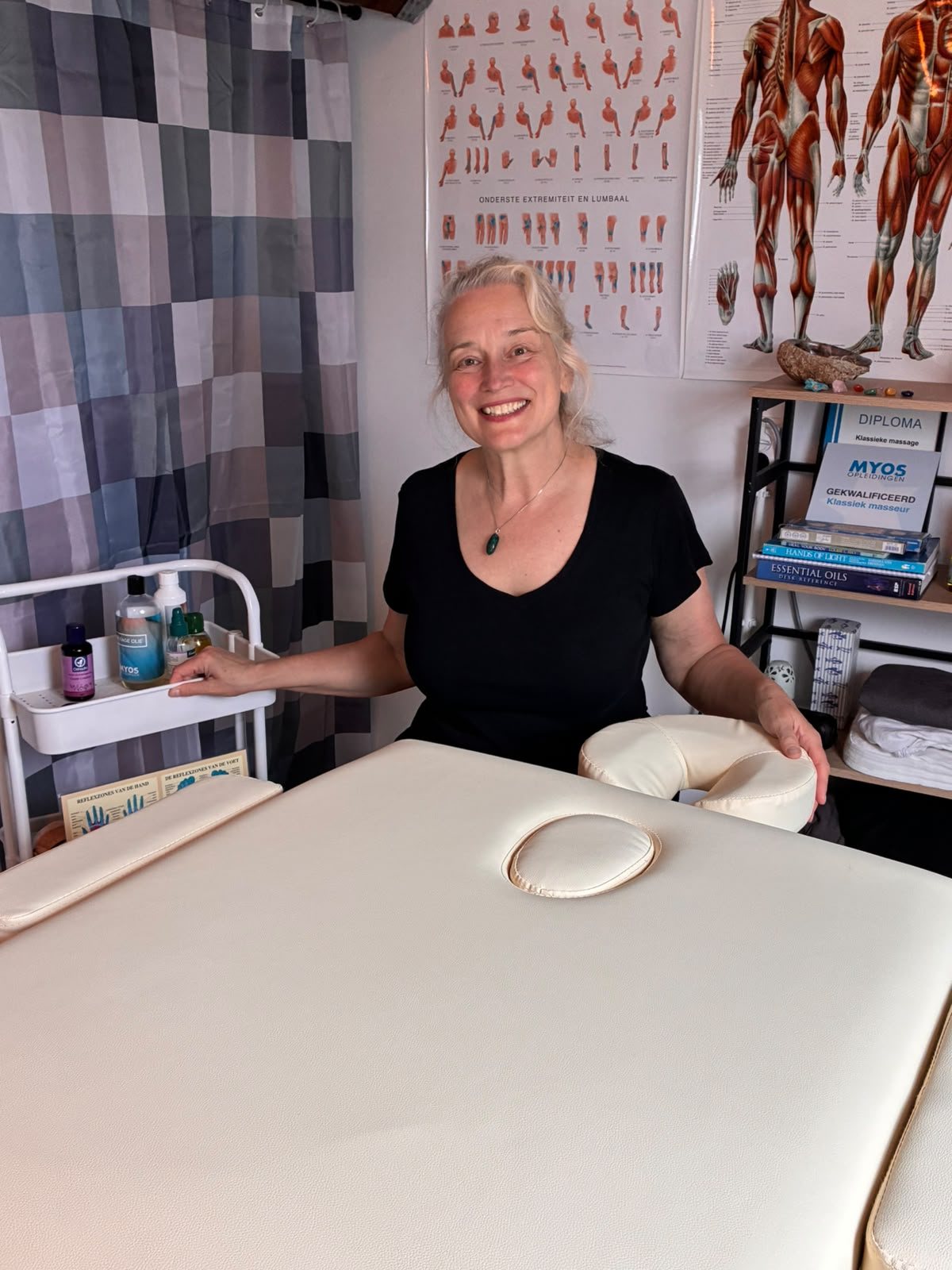 Harriet Oomen in haar massagepraktijk