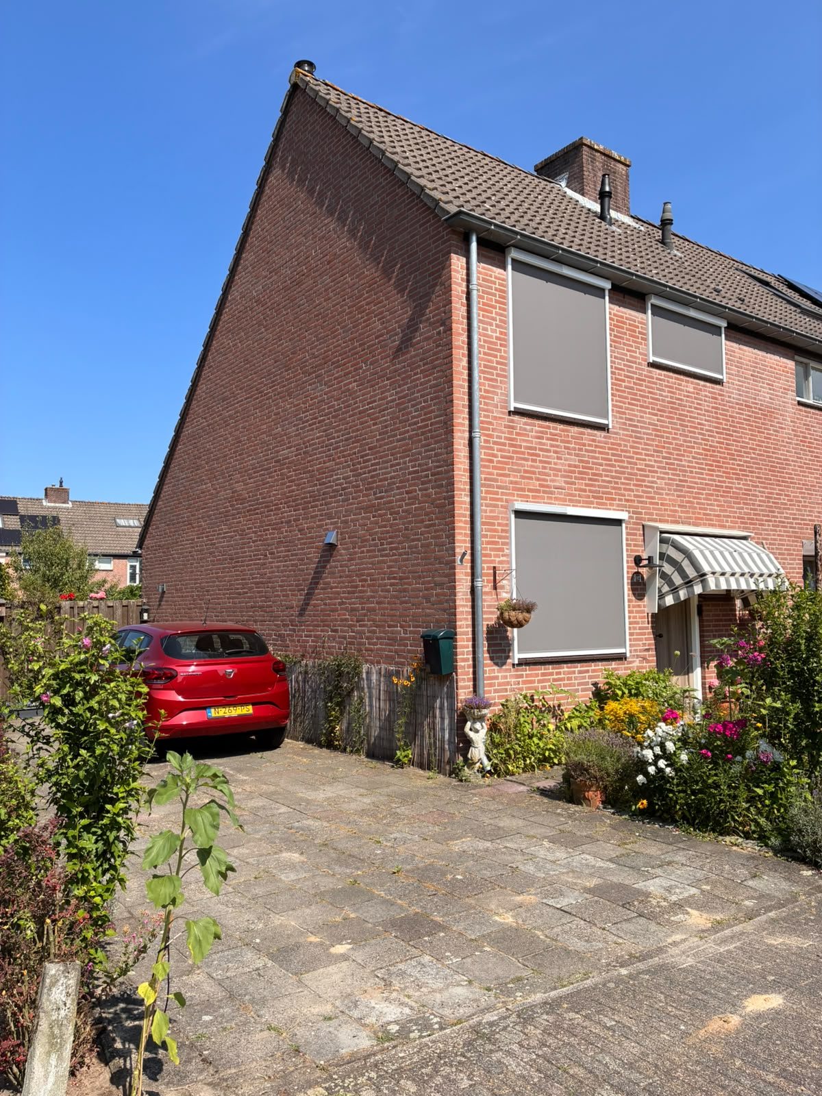 Het huis en de parkeerplek bij de praktijk