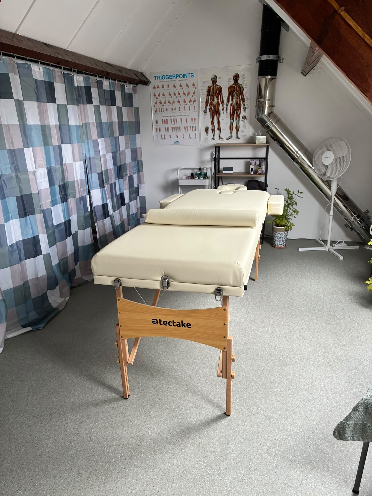 De rustige behandelruimte van Massagepraktijk Harriet Oomen